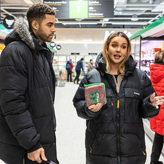 Sika-nauta olisi halvempaa jauhelihaa, mutta pari ei syö porsasta ja joutuu ostamaan kalliimpaa nautaa. rikkaat ja rahattomat