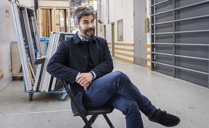 –Yle haluaa satiiria ja näkee sen tärkeänä, sanoo Jukka Lindström, joka on tehnyt Ylelle jo kolme ajankohtaissatiiria (Noin viikon uutiset, Jukka Lindströmin Sivuhistoria ja Kovan viikon ilta). Sisäkuva