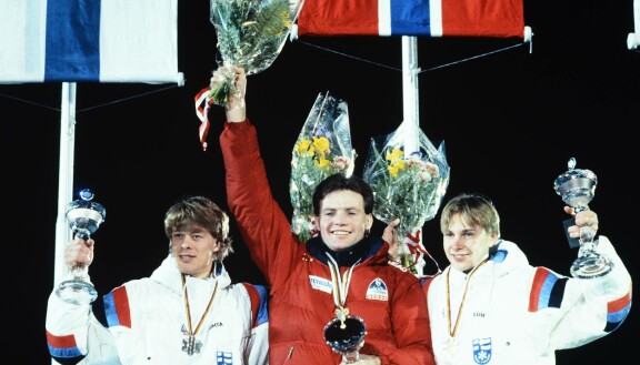 Seefeldin suurmäen mitalikolmikko 1985: voiton vei Norjan Per Bergerud (kesk.) ennen Suomen Jari Puikkosta (vas.) ja kolmanneksi jäänyttä Matti Nykästä (oik.)