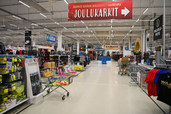 Tuurin Kyläkaupalla mainostetaan Suomen suurinta joulukarkkivalikoimaa.