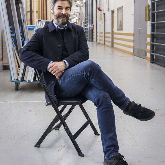 Jukka Lindström vaihtoi journalismin komiikkaan, sillä hän olisi kyllästynyt työskentelemään pelkästään uutistoimittajana. Sisäkuva