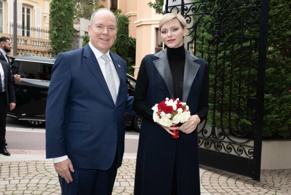 Charlene on totuttu näkemään varsin vakavailmeisenä.