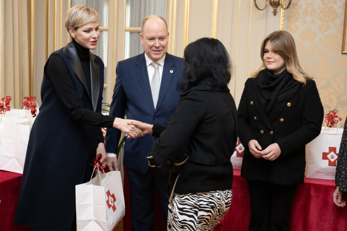 Charlene ja Albert jakamassa Punaisen Ristin joulukasseja. Oikealla Camille. Charlene ja Albert jakamassa Punaisen Ristin joulukasseja. Oikealla Camille.