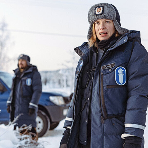 Maria (Saara Kotkaniemi) on entinen nyrkkeilyn maailmanmestari ja nykyinen poliisi, joka ratkoo rikoksia Lapissa. Sisäkuva