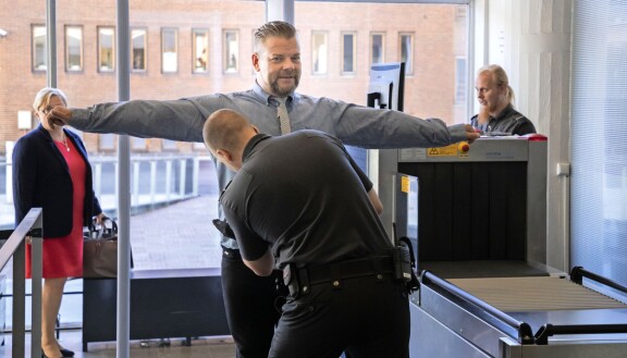 Jari Sillanpään puhtoinen julkisuuskuva murtui vuonna 2017, kun hän jäi kiinni ajamisesta metamfetamiinipäissään. Vuonna 2018 hänet tuomittiin puolestaan kahdestaa huumausainerikoksesta. Kuva oikeudenkäynnistä.
