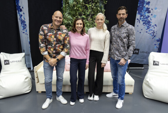 Päivätyönsä lisäksi Janne Ahonen työskentelee Ylen urheilustudiossa. Kuvassa lisäksi Kalle Palander, Petra Manner ja Kaisa Mäkäräinen.