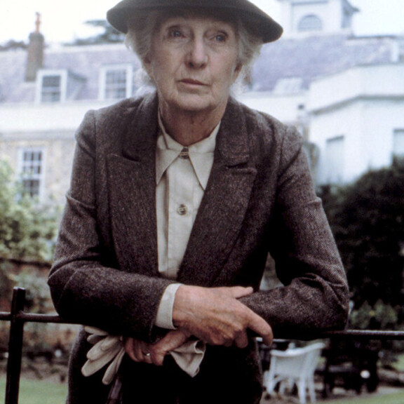 Rakastettu Marple-näyttelijä Joan Hickson on lukenut Marple-tarinoita myös äänikirjoiksi. Joan Hickson