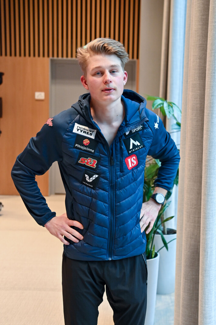 Remi Lindholm on todellinen persoona. Suksi luistaa ja siviilissä sattuu ja tapahtuu. Remi Lindholm on todellinen persoona. Suksi luistaa ja siviilissä sattuu ja tapahtuu.