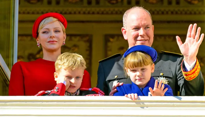 Monacon ruhtinashuoneen kaksoset Jacques ja Gabriella hurmasivat juhla-asuissaan - kuin miniversiot vanhemmistaan!