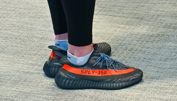 Vuokatin ihmemies tallustelee Kanye Westin satojen eurojen ökytennareissa.