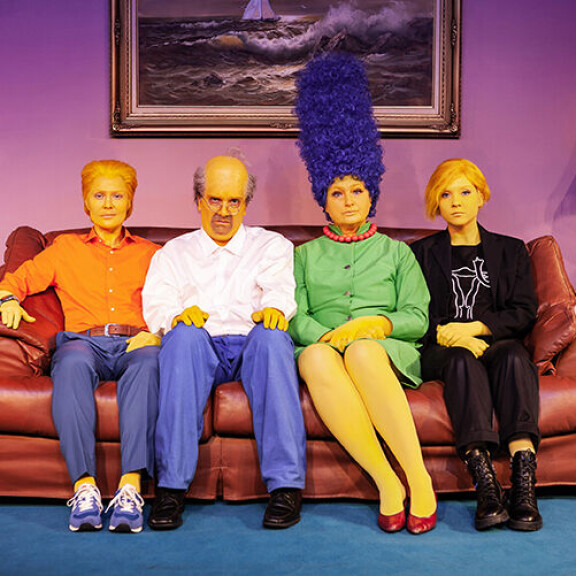 Eero (toinen vasemmalta) näyttelee The Pimpsons -näytelmässä työtöntä perheenisää Homre Pimpsonia. The Pimpsons