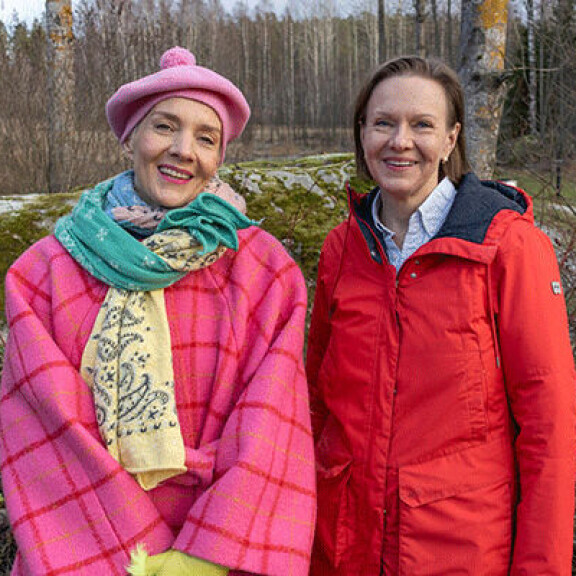 Päivi Lipponen toivotti Maria Veitolan tervetulleeksi kakkoskotiinsa Porvooseen. Yökylässä Maria Veitola