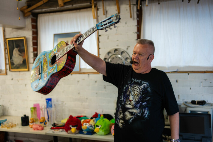 Andy McCoyn ja Sofia Zidan taiteella päällystetty kitara ei tavoita ostajakuntaa huutokaupassa.