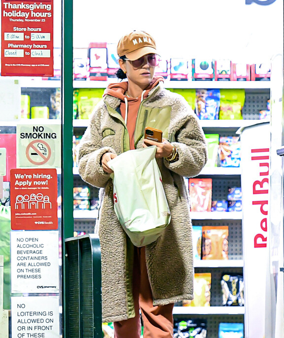 Katy julistaa hauskassa lippalakissa äitiyttään.