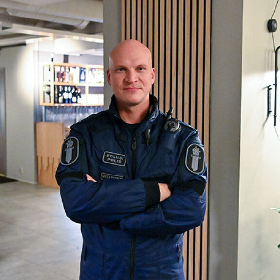 Riku Nieminen (Pekka Myllymies) Roban kuudennen kauden kuvauksissa marraskuussa 2022. Sisäkuva