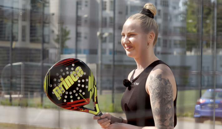 Julia myöntää, ettei hänen puolisonsa ole mukana pelihetkessä edellispäivän yhteentörmäyksen takia. Julia myöntää, ettei hänen puolisonsa ole mukana pelihetkessä edellispäivän yhteentörmäyksen takia.