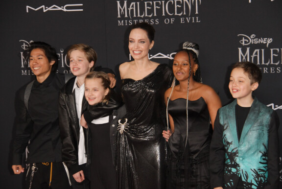 Angelina on mnähty lasten kanssa lukuisia kertoja julkisuudessa eron jälkeen. Vasemmalta: Pax , Shiloh, Vivienne, Angelina, Zahara, Knox. Kuva on neljän vuoden takaa.