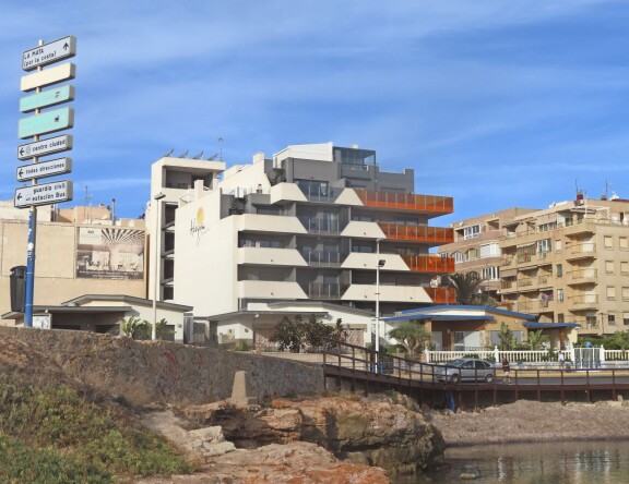 Antin Espanjan-tukikohta sijaitsee modernin taloyhtiön kattohuoneistossa Torreviejassa merenpoukaman äärellä.