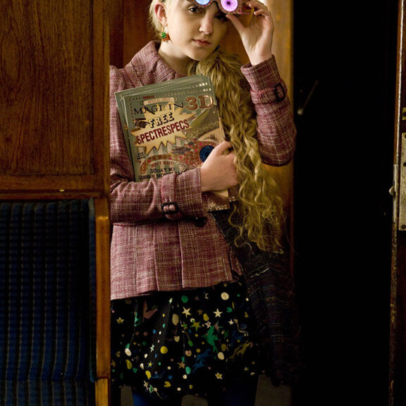 Luna Lovekiva (Evanna Lynch) pelastaa Harryn elokuvassa Harry Potter ja puoliverinen prinssi (2009). Sisäkuva