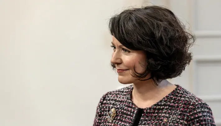 Katse sääriin! Jenni Haukio repäisi sukkahousuvalinnallaan, kuvat