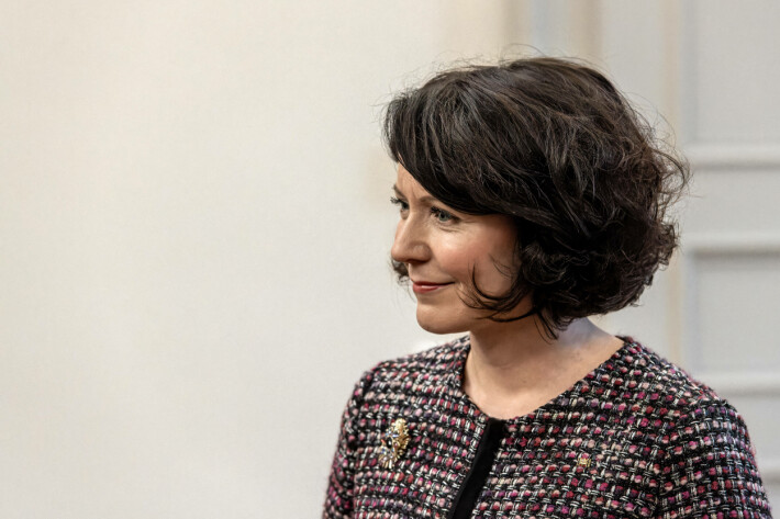 Värikkäät sukkikset sopivat tohtorin hillittyyn, punaisia sävyjä sisältävään asuun. Värikkäät sukkikset sopivat tohtorin hillittyyn, punaisia sävyjä sisältävään asuun.