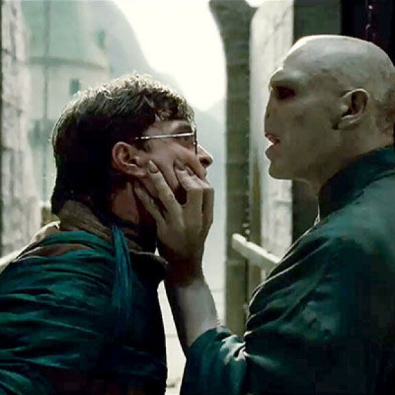 Harryn ja Voldemortin (Ralph Fiennes) lopputaistelusta tehtiin paljon dramaattisempi elokuvassa Harry Potter ja kuoleman varjelukset osa 2. Sisäkuva