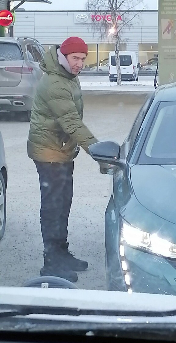 Seiskan lukija bongasi Akun Kuusamosta bensatankilta viime viikon torstaina. Näyttelijä oli matkalla esiintymään Iiro Rantalan kanssa.