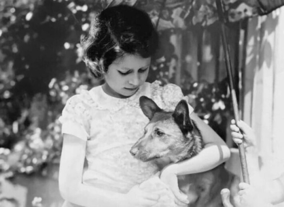 Elisabet lapsena lemmikkikoiransa kanssa. Kuva on 1930-luvun loppupuolelta.