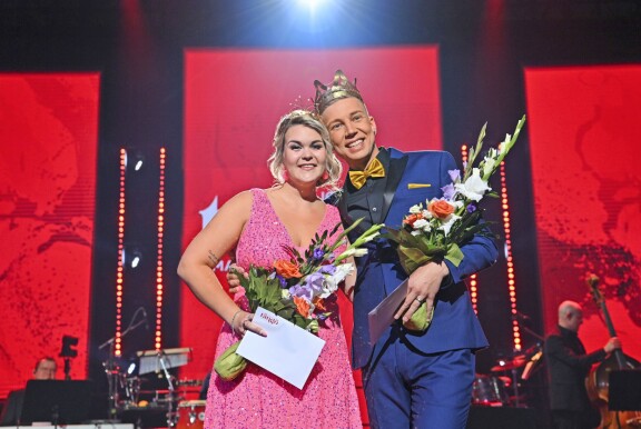 Charlotta kruunattiin tangokuningattareksi heinäkuussa 2023. Kuninkaan kruunun sai Pasi Flodström.