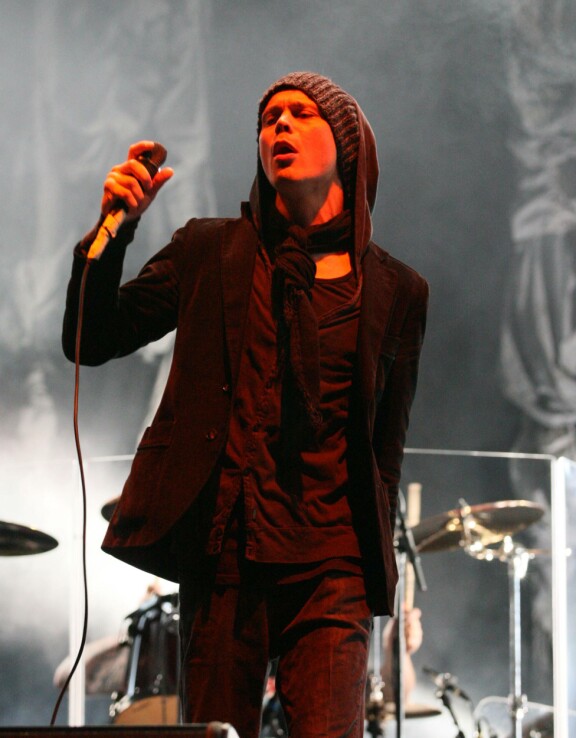 Tummanpuhuva tyyli on pysynyt vokalistilla aina. Kuva vuoden 2010 Rock Im Park -festivaalilta.