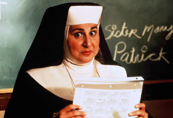 Nunna Mary Patrick (Kathy Najimy) on yksi leffasarjan mieleenpainuvimmista hahmoista.