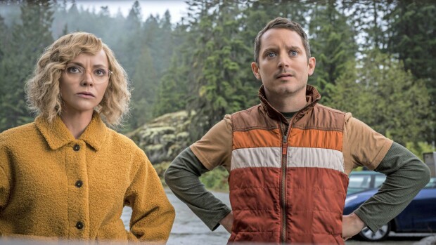 Yellowjackets jatkuu ääriolosuhteissa – talvi ankeuttaa lentoturmasta selviytyneiden oloja entisestään Christina Ricci ja Elijah Wood Yellowjackets-sarjassa