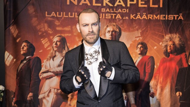 Sampo Marjomaa herätti huomiota punaisella matolla – paljasti Seiskalle erikoisen asunsa taustat