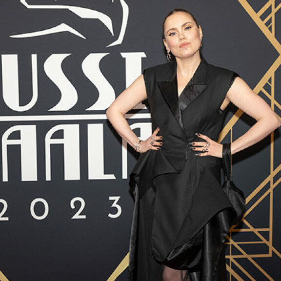 Sara Melleri palkittiin Kikan roolistaan pääosa-Jussilla. sara