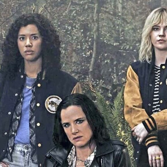 Juliette Lewis (keskellä) palaa toiselle kaudelle Scream-tähti Jasmin Savoy Brownin ja Disneyn Boba Fett -sarjasta tunnetun Sophie Thatcherin kanssa. Yellowjackets pr-kuva