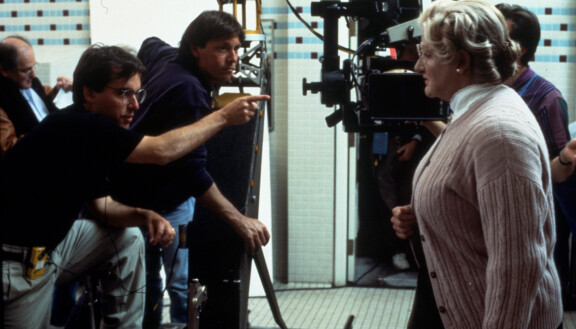 Chris Columbus ja Robin WIlliams Mrs. Doubtifre - Isä sisäkkönä -elokuvan kuvauksissa vuonna 1993.