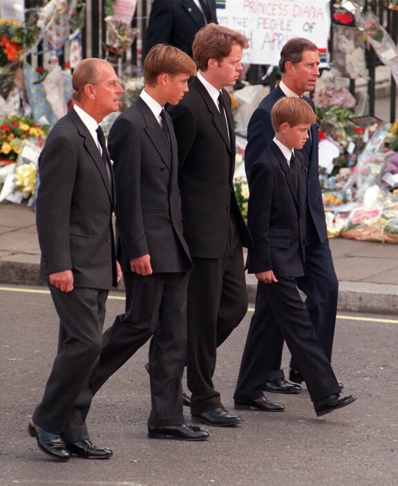 Dianan hautajaisissa surusaattueessa Charles-setä käveli Williamin ja Harryn vierellä. Seurueen reunoilla poikien isoisä prinssi Philip ja isä, nykyinen kuningas Charles.