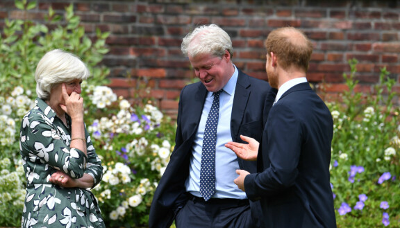 Harry jutusteli Jane-tätinsä ja Charles-setänsä kanssa heinäkuussa 2021 Dianan muistopatsaan julkistamistilaisuudessa.
