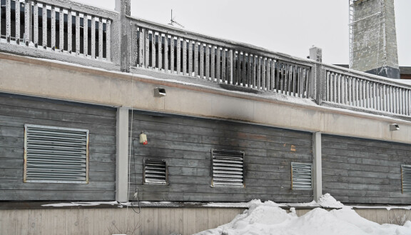Rinneravintola Pisteen ulkopuolella näkyy yhä selvät jäljet öisestä tulipalosta.