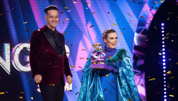 Juontaja Ile Uusivuori julisti kauden voittajaksi Bessin.