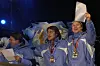 Jari Kurri (vas.) ja Teemu Selänne (kesk.) vaikuttivat yhdessä myös Leijonissa. Kuvassa he juhlivat Torinon olympialaisten hopeamitalia Helsingin Kauppatorilla vuonna 2006. Kuvassa myös Jussi Jokinen (oik.)