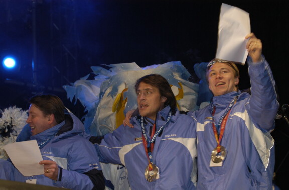 Jari Kurri (vas.) ja Teemu Selänne (kesk.) vaikuttivat yhdessä myös Leijonissa. Kuvassa he juhlivat Torinon olympialaisten hopeamitalia Helsingin Kauppatorilla vuonna 2006. Kuvassa myös Jussi Jokinen (oik.)