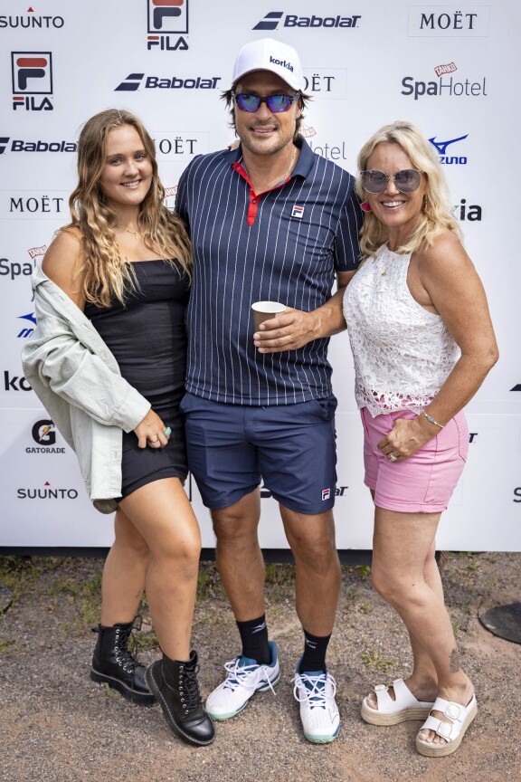 Teemu Selänteen lisäksi hänen ja Jarin yhteisyrityksessä vaikuttaa myös vaimo Sirpa Selänne. Kuvassa vasemmalla pariskunnan kuopus Veera.