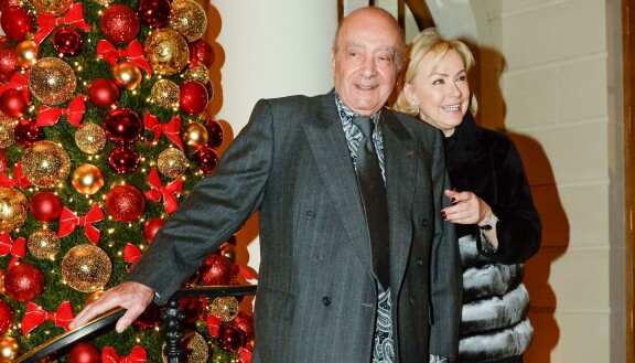 Mohamed al-Fayed ja hänen toinen vaimonsa suomalainen Heini Wathén kuvattiin 2016 Pariisin muotimessuilla. Muotiin perhettä sitoo Heinin ja Mohamedin ensimmäinen yhteinen lapsi Jasmine al-Fayed.