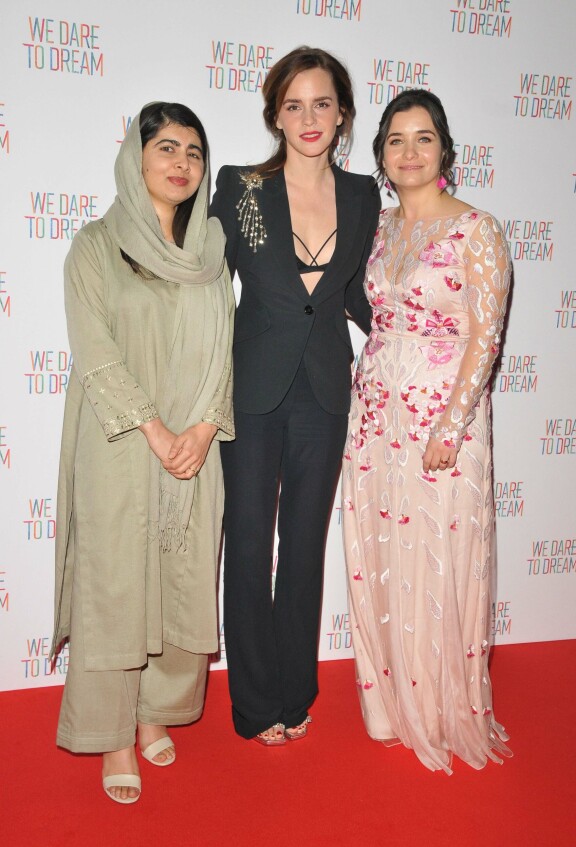 Emma poseerasi punaisella matolla dokumenttielokuvan tekijöiden Malala Yousafzain ja Waad al-Kateabin kanssa.