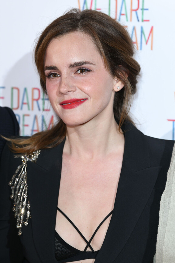 Emma Watson veti Sanna Marinit – tähti näyttää, miten rohkealla bleiserillä häikäistään!