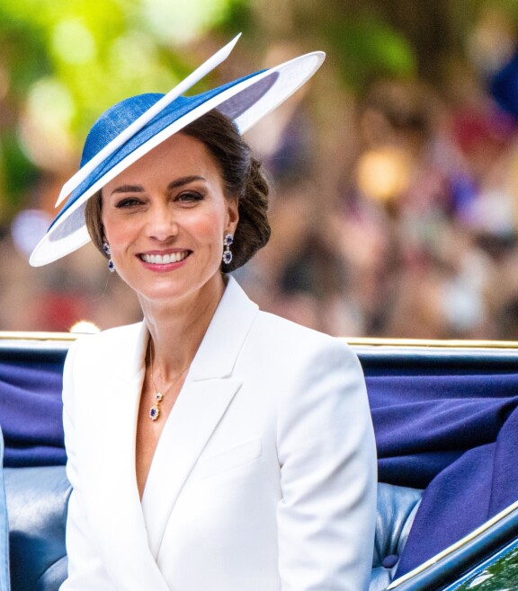 Uutuuskirja maalaa prinsessa Catherinesta kylmän kuvan.