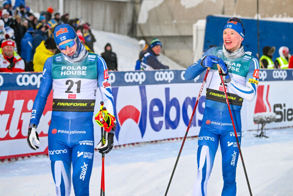 Remi Lindholm (vas.) oli kalikka jäässäkin paras suomalainen Rukan 20 kilometrin vapaan hiihtokilpailussa. IIvo Niskanenkin joutui nöyrtymään.