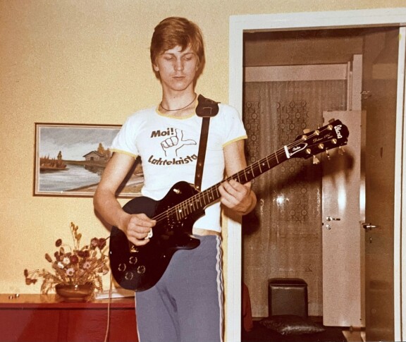 16-vuotiaana vuonna 1977. Jore Marjaranta hurahti Hurriganesiin ja halusi oman kitaran. Sen hän sai lopulta äidiltään lahjaksi.