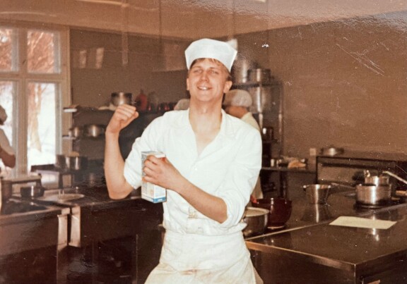 Kokkipoikana 1981. Jore kävi Lahden hotelli- ja ravintolakoulun Mukkulan kartanolla. – Opin siellä jotain sellaista, jota hyödynnän yhä joka ainoa päivä.